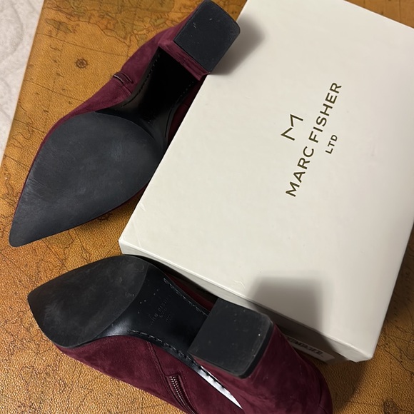 EUC MARC FISHER WOMEN SIZE 9.5 genuine burgundy suede bootie with zipper - Picture 7 of 11